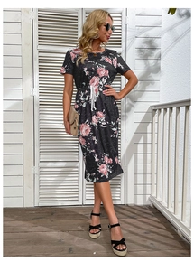 Détail de la robe d'été noire avec imprimés floraux roses et cordon de serrage à la taille