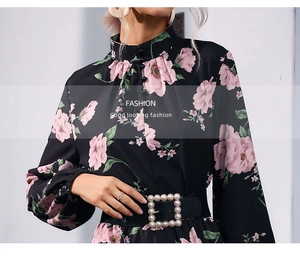 Détail de robe à col montant fleuri avec une boucle de ceinture en perles et des boutons
