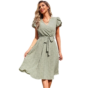 Robe d'été fleurie verte pour femme avec col en V et taille ceinturée élégante
