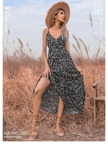 Détail de la robe à fleurs élégante avec col en V, bretelles fines et fente latérale