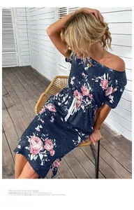 Détail d'une robe fleurie à épaules dénudées avec taille élastique et cordon