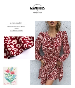 Dettaglio dello scollo a V con lacci e stampa leopardata sull'abito corto rosso