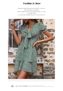 Detailansicht grünes Blumenkleid mit V-Ausschnitt, Schleife und gestufter Rüschenrockpartie