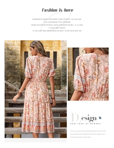 Dettaglio dell'abito boho rosa floreale con gonna a balze e finiture etniche