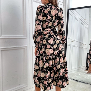 Robe longue fleurie à manches longues avec ceinture et motif de roses vintage sur noir