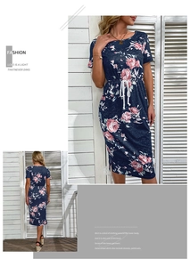 Détails de la robe à fleurs bleu marine à manches courtes et cordon de serrage