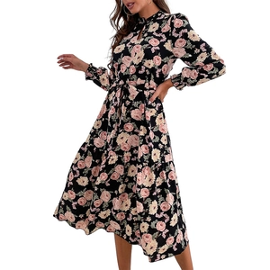 Robe longue fleurie noire à manches longues avec col montant et ceinture nouée