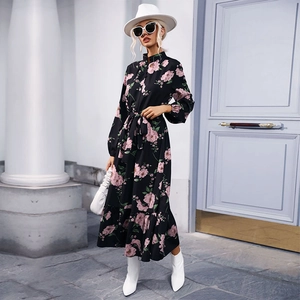 Robe longue élégante en mousseline à fleurs noire avec col haut et ceinture