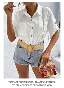 Detail der weißen Baumwoll-Leinen-Bluse mit Holzknöpfen und symmetrischen Brusttaschen