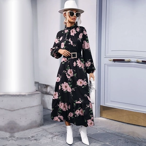 Robe longue en mousseline fleurie à manches longues avec ceinture à boucle perle