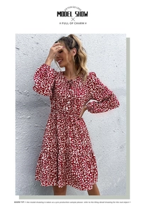 Dettaglio vestito leopardato rosso con tessuto in chiffon e gonna a balze a strati