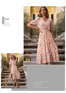 Dettagli dell'abito boho rosa a fiori con scollo a V, maniche a sbuffo e gonna a strati