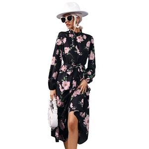 Robe longue noire à fleurs pour femme avec col montant, manches longues et ceinture à nouer