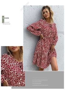 Dettaglio vestito rosso a stampa leopardata con maniche lunghe e orlo a balze