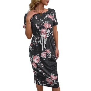 Robe t-shirt à manches courtes avec imprimé roses gris foncé et cordon à la taille