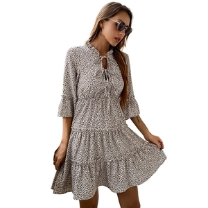 Abito leopardato con volant e scollatura intrecciata con gonna a strati da donna
