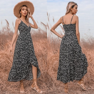 Robe longue fleurie bohème avec col en V, fines bretelles et ourlet volanté asymétrique
