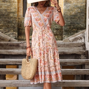 Abito midi rosa a fiori da donna con scollo a V e gonna a balze, perfetto per l'estate boho