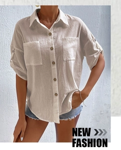 Detailansicht der weißen Baumwoll-Leinen-Bluse mit großen Brusttaschen und Knopfleiste vorne