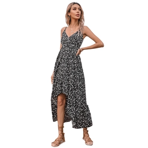Robe longue d'été à fleurs col en V avec coupe asymétrique et style bohème chic