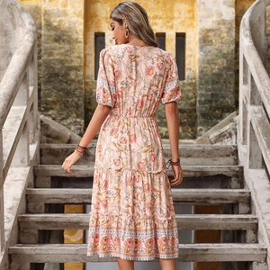 Abito midi estivo rosa a fiori con scollo a V, vita elastica e gonna boho a balze