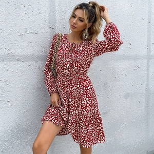 Abito corto rosso leopardato con maniche lunghe e scollo con lacci da donna