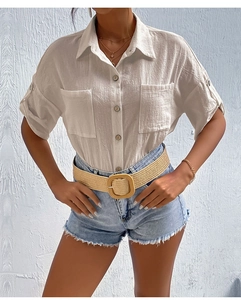 Nahaufnahme der weißen Baumwoll-Leinen-Bluse mit Doppeltaschen und Ärmelknöpfen