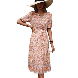 Abito estivo boho rosa con stampa floreale, scollo a V, maniche a sbuffo e coulisse