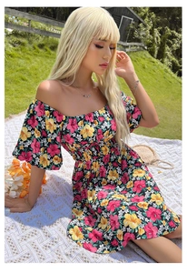 Robe d'été fleurie à épaules dénudées avec taille smockée et motifs tropicaux colorés