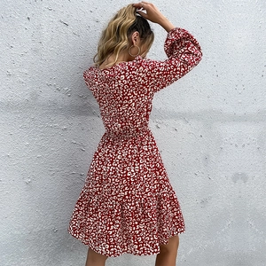 Abito corto rosso con stampa leopardata, maniche lunghe e gonna a balze
