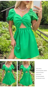 Détail de la robe verte à col V avec découpe à la taille et manches bouffantes en crêpe
