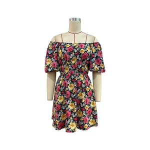 Détails de la robe courte fleurie à épaules dénudées avec taille élastique et volants