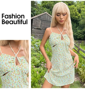 Détail de la découpe à la taille et du motif fleuri sur mini robe d'été dos nu