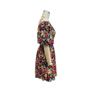 Détail d'une robe fleurie à épaules dénudées avec manches volantées et taille élastique