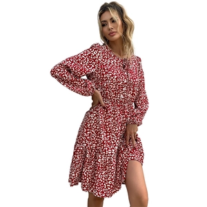 Abito corto vintage rosso con stampa leopardata, maniche lunghe e balze sul fondo