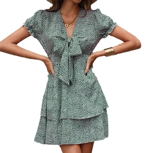 Grünes Blumenkleid mit Stufenrock, V-Ausschnitt, Schleife und gerafften Puffärmeln