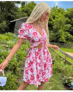 Détail de la robe rose à fleurs montrant la découpe ajourée et le lacet sur le devant