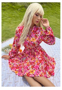 Détail du col montant à volants et de la taille ajustée sur robe courte à fleurs