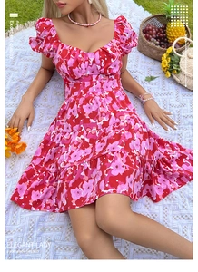 Détail de la robe d'été fleurie à manches bouffantes avec ourlet à volants et décolleté