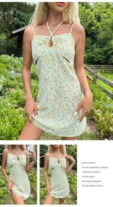 Détail du décolleté licou croisé et de la mini-robe d'été fleurie à découpes plissées