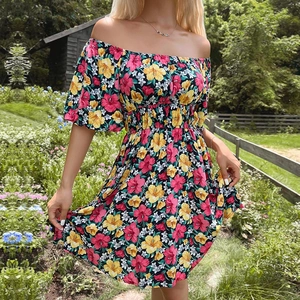 Robe en Viscose à Imprimé Floral pour Femmes Épaules Dénudées Été Boho Plage Volants Manches Courtes Ligne A Taille Smokée