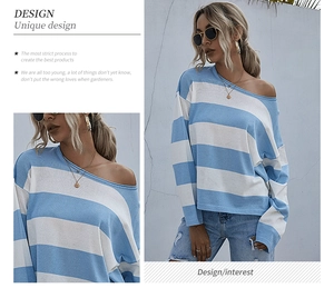 Dettaglio ravvicinato della trama in maglia a righe blu e bianche e dello scollo del maglione