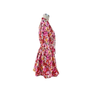 Détail latéral de la robe fleurie rose avec taille cintrée et silhouette évasée en A
