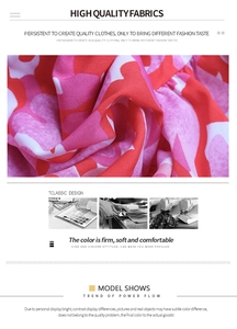 Gros plan sur un tissu imprimé floral rose et orange avec des détails de texture douce