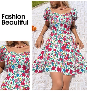 Détail des manches bouffantes et de l'imprimé floral coloré sur une robe d'été