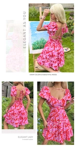 Détail de mini robe fleurie dos nu avec ourlet à volants et laçage au dos