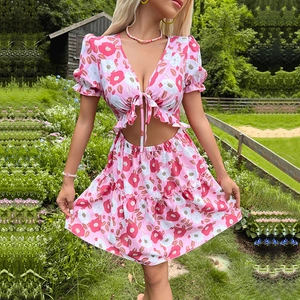 Robe d'été rose fleurie avec laçage, découpe à la taille et volants étagés