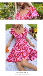 Détail de robe d'été fleurie rose avec manches bouffantes et décolleté en cœur