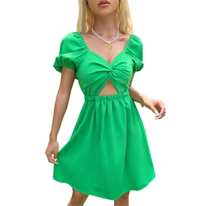 Robe verte à manches courtes avec col en V, détail torsadé et découpe à la taille