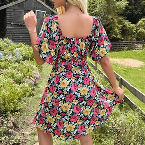 Robe d'été florale pour femmes avec épaules dénudées et imprimés rouge et jaune vifs